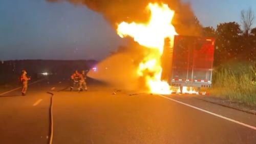 VIDEO Prima zi de lucru a unei femei pompier vegane s-a încheiat cu stingerea unui camion în flăcări în care erau 20 de tone de fripturi