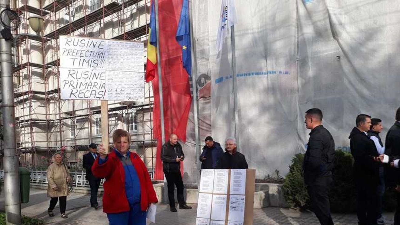 VIDEO Viorica Dăncilă a fost aşteptată la Timişoara cu pietre și huiduieli: ”Mincinoasa”, ”Analfabeta”