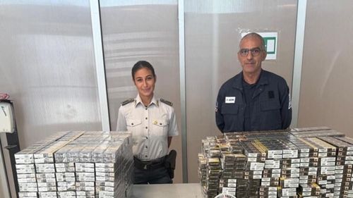 Doi români, arestați pe aeroportul din Palermo / Aveau în bagaje 4.000 de pachete de țigări / Au ajuns în Italia din Turcia