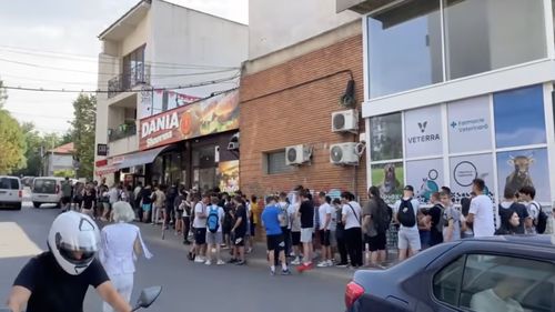 VIDEO Coadă ca pe vremea lui Ceauşescu la o şaormărie din Iași / Oamenii s-au adunat pentru o șaorma gratis