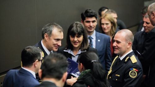 Emanuel Ungureanu (USR) publică o fotografie în care candidatul PNL George Tuță, fost ofițer SRI, apare alături de Florian Coldea, Dumitru Dumbravă și Laura Codruța Kovesi / Tuță: Resping vehement orice încercare de a îmi lipi numele de ancheta în care este vizat domnul Coldea