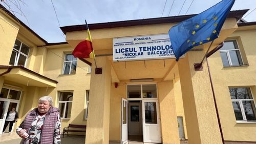Elev de 17 ani a ars într-o școală din Botoșani / Nu se știe cu exactitate dacă a luat foc din vina lui sau colegii au făcut asta / A fost transportat la Iași și se află în stare gravă