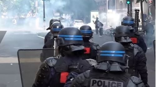 VIDEO Zeci de mii de oameni au protestat în Franța. Poliția a împiedicat ocuparea Parisului cu mașini