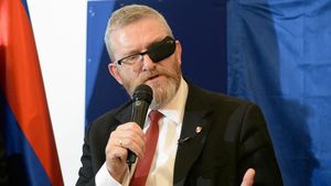 În Polonia, o formațiune prorusă, anti-europeană și fățiș antisemită iese din zona marginală / Confederația Coroanei Poloneze (KKP), partid regalist și negaționist, este pe cale să devină o forță de neocolit