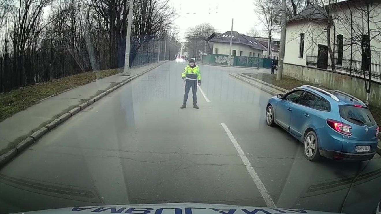 VIDEO Ambulanță oprită în Chișinău pentru a trece o coloană oficială. Reacția șoferului: „Dar sunt cu pacient!”