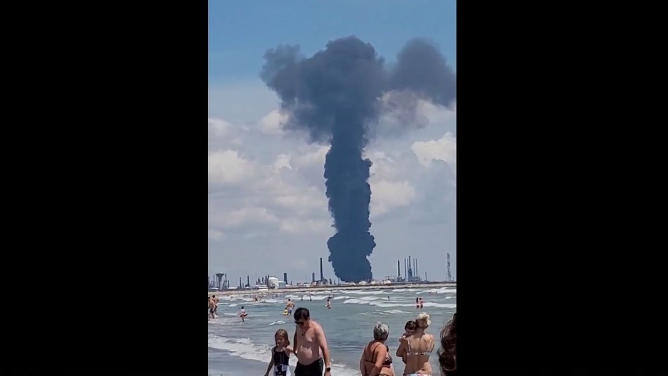 VIDEO Explozie la Rafinăria Petromidia din Năvodari, soldată cu un mort și patru răniți. Primele indicii - o conductă de motorină s-a fisurat. Incendiul a fost oprit după trei ore