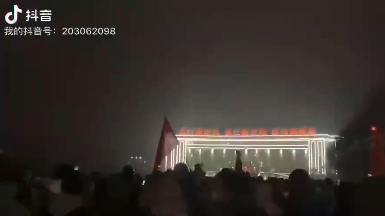 VIDEO China: Noi proteste în Urumqi, Xinjiang, împotriva restricțiilor Covid, după ce un incendiu a ucis 10 persoane