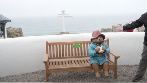 Doi bărbaţi, acuzaţi de distrugere de bunuri după ce o statuie reprezentându-l pe Ursuleţul Paddington a fost furată