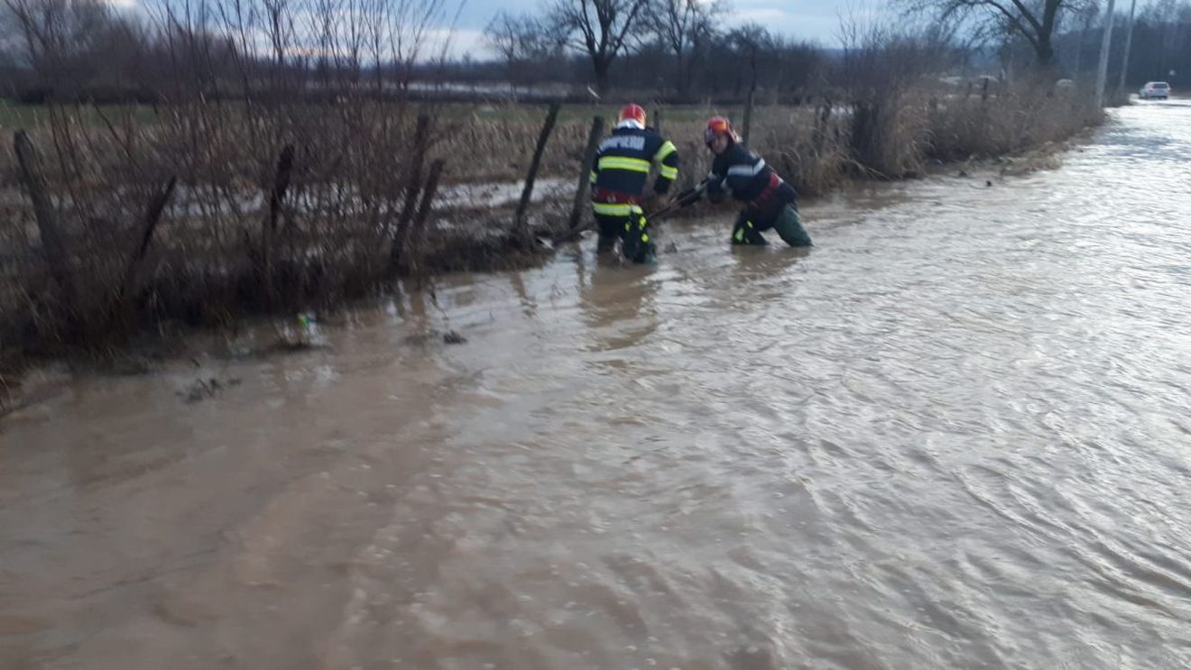 Pericol de inundații în cinci județe din nordul țării după ce meteorologii au emis cod galben