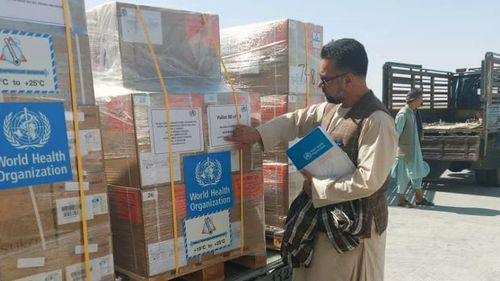 Afganistan: Un avion care transporta provizii medicale de la OMS a aterizat pe aeroportul din Kabul. Este primul astfel de transport de când au preluat talibanii puterea