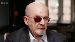 Atacatorul lui Salman Rushdie, acuzat în Statele Unite de "terorism în numele Hezbollah"