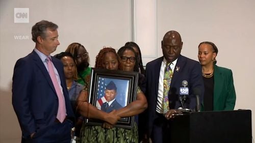 Un militar american a fost ucis de poliţie în apartamentul său din Florida, iar familia susține că oamenii legii au descins la adresa greșită / Roger Fortson avea 23 de ani