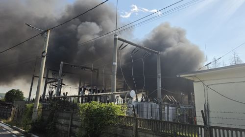 Incendiu la un punct de transformare electrică din Pucioasa / Locuitorii din zonă, evacuați / Degajări mari de fum
