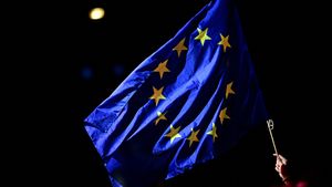 UE adoptă o lege anticorupţie într-o versiune diluată / Acordul a fost încheiat în aceeaşi zi în care Bruxelles-ul a fost zguduit de unul dintre cele mai mari scandaluri de corupţie care au lovit o instituţie a Uniunii Europene în ultimele decenii