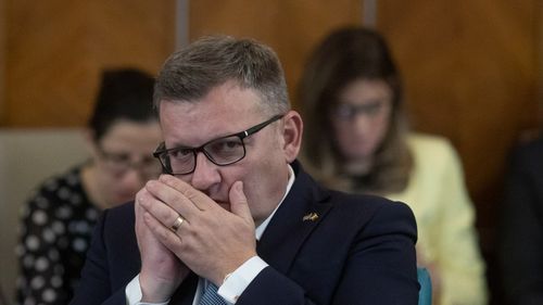 Ministrul Muncii anunţă consultări cu ONG-uri pe tema condiţiilor din azile. Centrul pentru Resurse Juridice, care a avut un protocol denunţat de minister în baza căruia făcea controale, a refuzat să participe / CRJ i-a cerut premierului Ciolacu să-l demită pe Marius Budăi