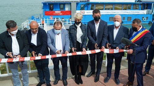 Șapte oameni, în frunte cu ministrul Raluca Turcan, au tăiat o panglică la inaugurarea unui centru itinerant pentru copiii cu dizabilități din Delta Dunării