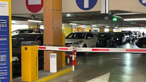 Parcările subterane și supraetajate din Oradea, blocate vineri după-amiaza, după ce muncitorii din Primărie au tăiat cablul de internet
