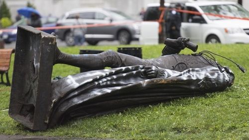 Canada: Activiştii anti-rasism au dărâmat statuia unui controversat fost prim-ministru, în timpul unei manifestaţii desfăşurate în centrul oraşului Montreal