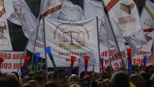 Grefierii amenință cu ample mișcări de protest dacă vor fi abrogate pensiile de serviciu