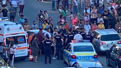O șoferiță a fost bătută, iar o mașină și un magazin au fost avariate, după ce o femeie a accidentat un copil care a traversat neglijent strada / Zeci de băimăreni au vrut să-și facă singuri dreptate