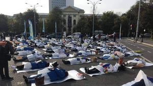 FOTO Angajații din Sănătate protestează în Piața Victoriei. Întinși pe asfalt, gest simbol al epuizării, oamenii cer condiții de muncă decente
