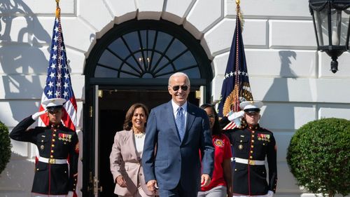 O tradiţie americană: Învinşii sunt de faţă la momentul de glorie al învingătorilor