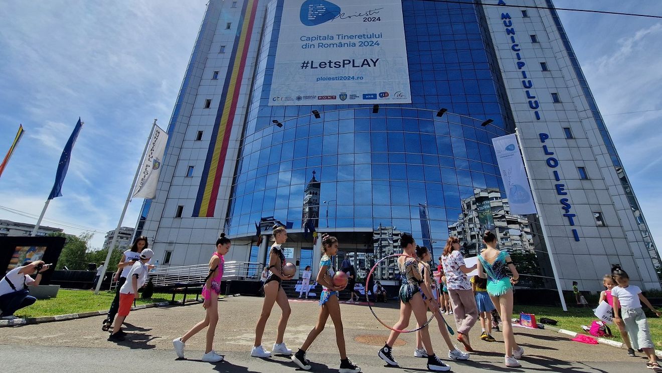 Secția de gimnastică ritmică a CSM Ploiești a protestat în fața Primăriei: „Vrem onoare, nu sfidare!” / Sportivele nu vor putea participa la Campionatele Naționale din cauza lipsei banilor