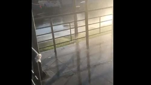 VIDEO Aspersoarele defecte din Sectorul 3 al Bucureștiului alungă pasagerii RATB din stații