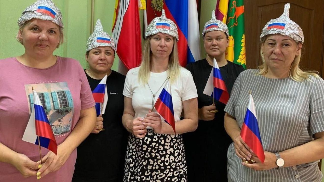Profesoare din Rusia, păcălite de un bielorus să poarte pălării de staniol pentru a se proteja de sateliții NATO / Anul trecut, el a încurajat profesorii să îi trimită lui Vladimir Putin urări cu imaginea unui naționalist ucrainean din al Doilea Război Mondial