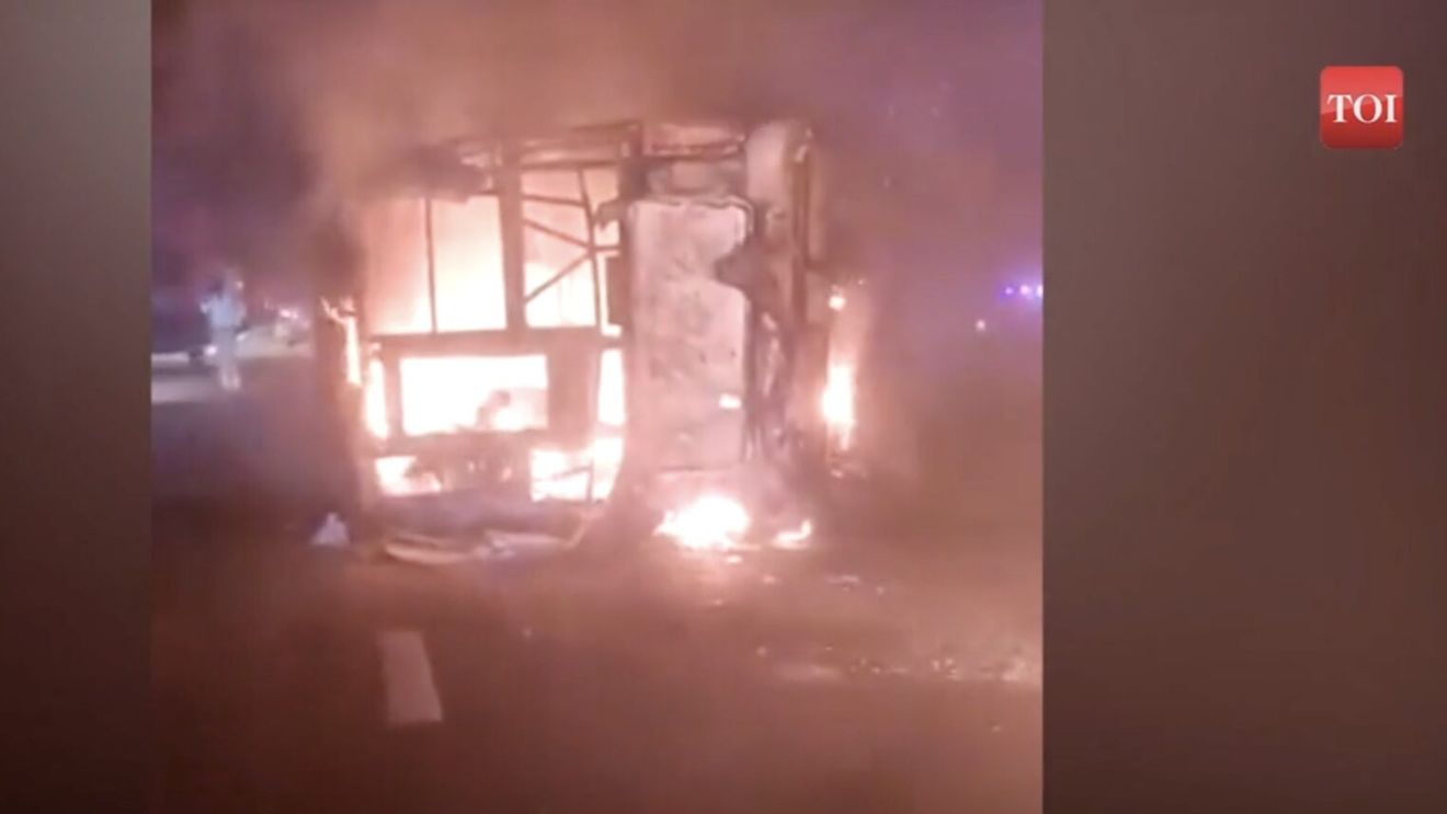 Cel puţin 25 de persoane au murit în India după ce un autobuz a luat foc pe o autostradă