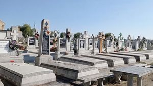 Deşeurile din cimitirele din Arad s-au redus cu 90% după ce municipalitatea a interzis coroanele de flori