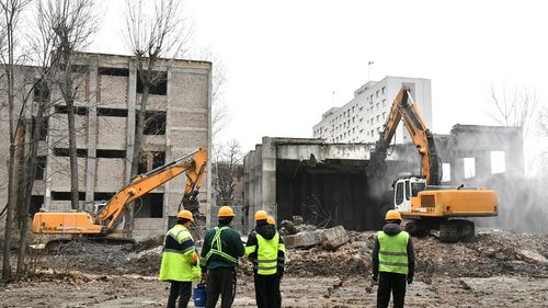 A început demolarea clădirii Colegiului Tehnic de Poștă și Telecomunicații „Gheorghe Airinei”/ Primarul Ciucu: Din vară încep lucrările la cel mai mare campus școlar