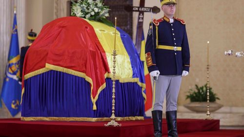 Gafă la Euronews: “Am văzut cum a fost așezat sicriul cu trupul neînsuflețit al președintelui Nicușor Dan”