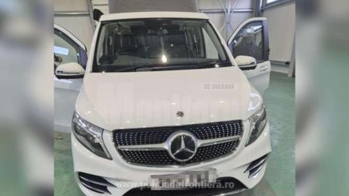 Mercedes în valoare de 50.000 de euro, confiscat la Vama Siret, după ce s-au descoperit țigări de contrabandă ascunse în plafon / Țigările valorează 25.500 de lei / Șoferul are dosar penal pentru contrabandă
