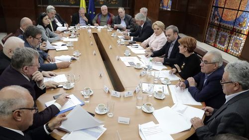 Majorări salariale pentru profesori, de la 1 decembrie și 1 ianuarie: sporurile de suprasolicitare și condiții vătămătoare, confirmate de Andronescu