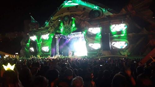 Revoltă anti-PSD la Neversea: Mii de spectatori au strigat ”PSD, ciuma roșie” după o pană de curent la concertul lui Grasu XXL