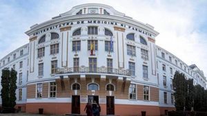 Hotărârile Universității de Medicină din Mureș, privind obligativitatea vaccinării sau testării studenților, au fost suspendate de Tribunalul Suceava