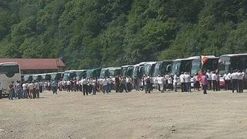FOTO Zeci de autocare cu PSD-iști pe Valea Oltului