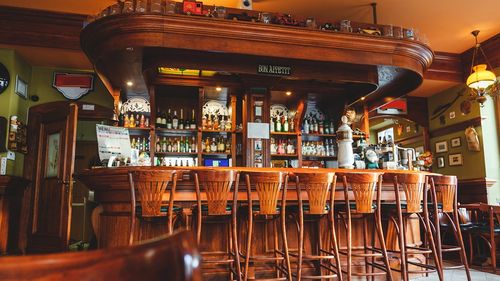 Patru din cele mai vechi localuri din Europa: Un mic bar de un mileniu, cel mai ”bătrân” han, "Ursul Roșu" din Freiburg și o cafenea venețiană de trei secole