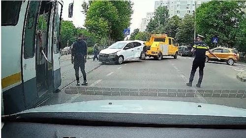 VIDEO Accident în București: Trafic restricționat în Sectorul 3, pe ambele sensuri de mers, după ce un tramvai a lovit o mașină