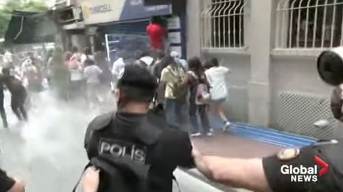 VIDEO Poliția turcă a dispersat o paradă LGBT cu gaze lacrimogene. Zeci de oameni, printre care un fotoreporter AFP, au fost arestați
