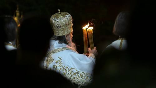 Patriarhul paralel: Cum a fost construit cultul Teodosie, cu politicieni, preoți, oameni de afaceri, instituții publice și Facebook / Sprijin total pentru AUR și Călin Georgescu