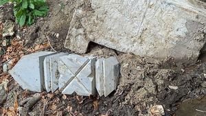 FOTO Bornă de pe traseul Via Transilvanica, vandalizată. „Suntem triști și dezolați de comportamentul celor care nu vor să accepte schimbarea, evoluția, binele în zona lor”