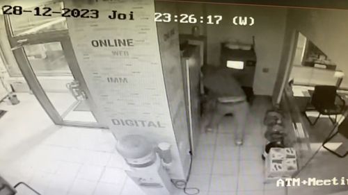 UPDATE Un tânăr de 17 ani a pătruns în sediul unei sucursale bancare din București / Autorul a fost reținut pentru 24 de ore / Nu a fost sustrasă nicio sumă de bani