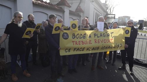 VIDEO Protest în fața Palatului Cotroceni: Manifestanții au intonat ”Imnul plagiatorilor” și i-au cerut președintelui Iohannis să ceară demisia ministrului Lucian Bode, după verdictul de plagiat al Comisiei UBB