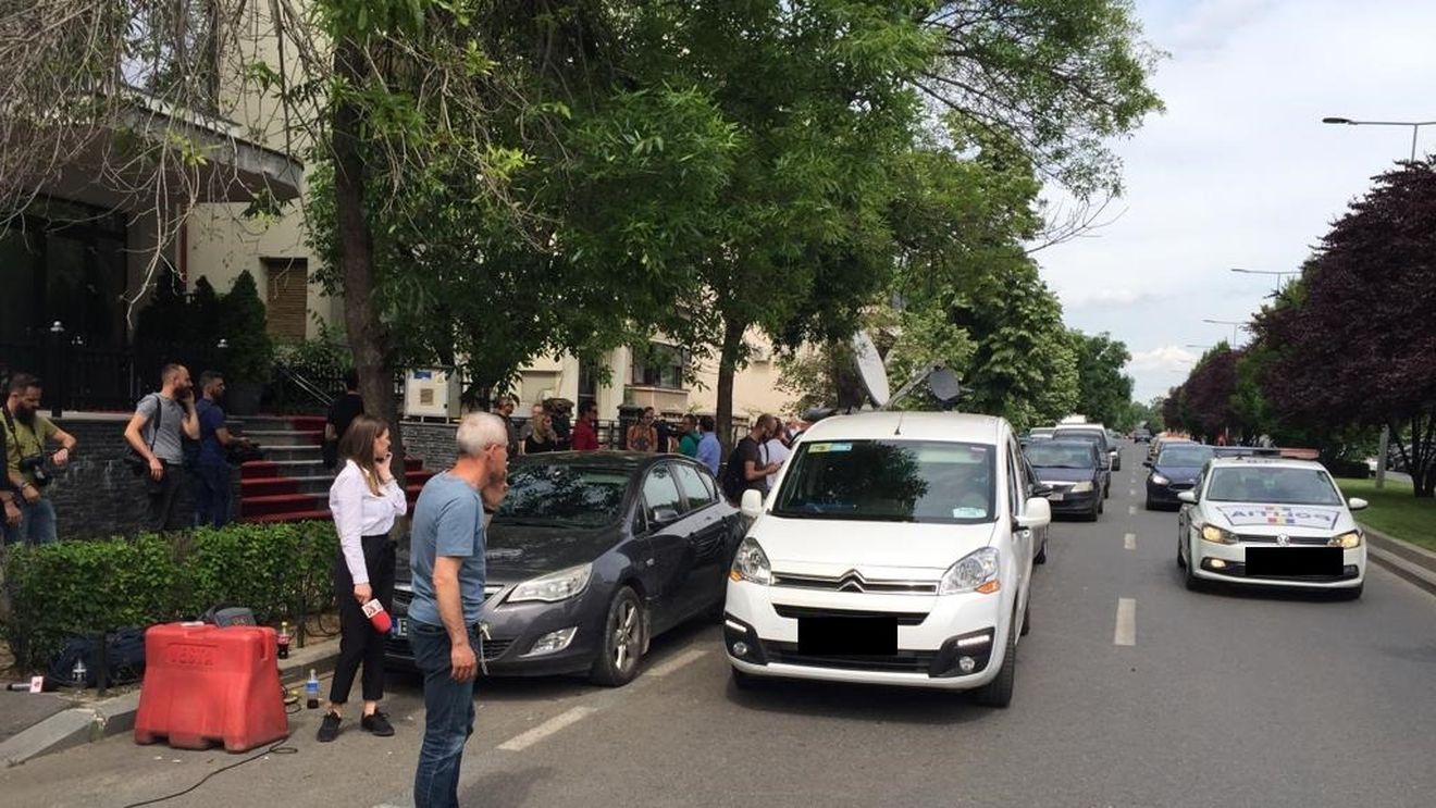 Șoferii care trec pe lângă blocul lui Dragnea claxonează și strigă ”La pușcărie!”