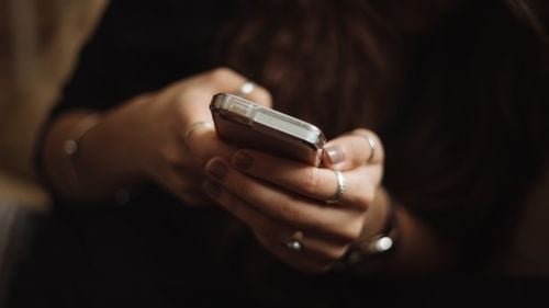 STUDIU Păstrarea telefonului curat poate preveni îmbolnăvirea