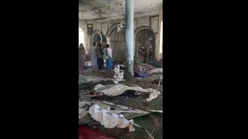 Afganistan: Cel puțin 50 de morți în urma unui atac sinucigaș cu bombă într-o moschee din orașul Kunduz, unde se rugau membri ai minorității șiite