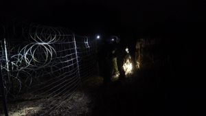 FOTO&VIDEO Polonia a arestat aproximativ 100 de migranți în cursul nopții, în timp ce încercau să treacă ilegal frontiera / Varșovia nu va accepta pacte încheiate „peste capul său” cu Lukașenko