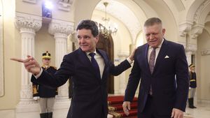 FOTO Premierul Bolojan l-a primit pe omologul său slovac, populistul pro-rus Robert Fico / A fost primit dimineață și de Nicușor Dan / Fico a salutat în limba română